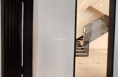 Al-Owais Townhouse in Al-Rimal neighborhood, Tanil plan, excellent location near all services and main roads.