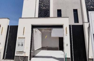 For sale, an upper townhouse in Al Janadariyah neighborhood, east of Riyadh. Excellent location near all services and main roads.