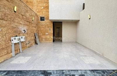 For sale, first floor in Al Khaleej neighborhood, East Riyadh, excellent location close to all services and main roads.