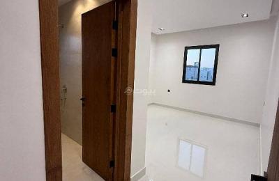 Apartment with a rooftop in Al-Rimal neighborhood has an excellent location close to all services and main roads.