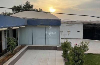 For sale: a luxurious rest house and warehouse lands.