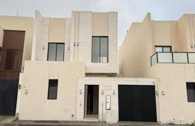 Villa consisting of 5 bedrooms for sale in Al Mahdiyah.